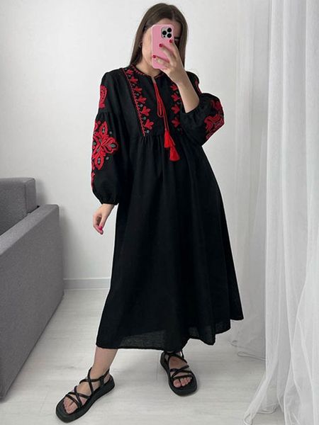 Чорна сукня жіноча з вишивкою 3 фото