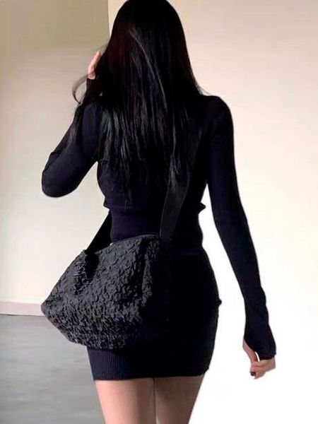 Чорна коротка сукня у рубчик 00700 фото